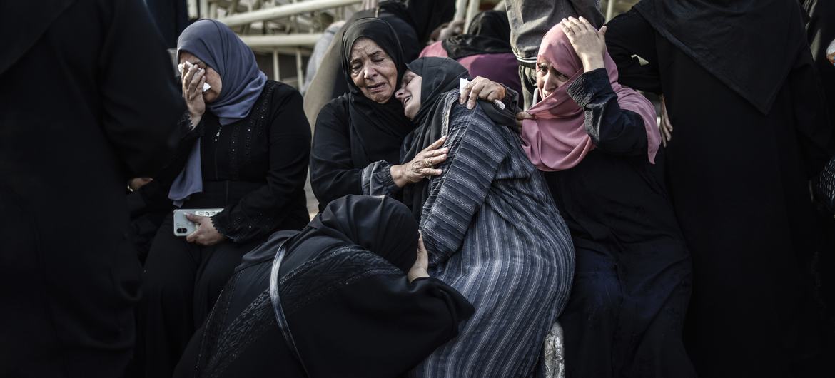  مفوض حقوق الإنسان يدعو لوقف العنف واستئناف الحوار لإنهاء معاناة المدنيين في غزة