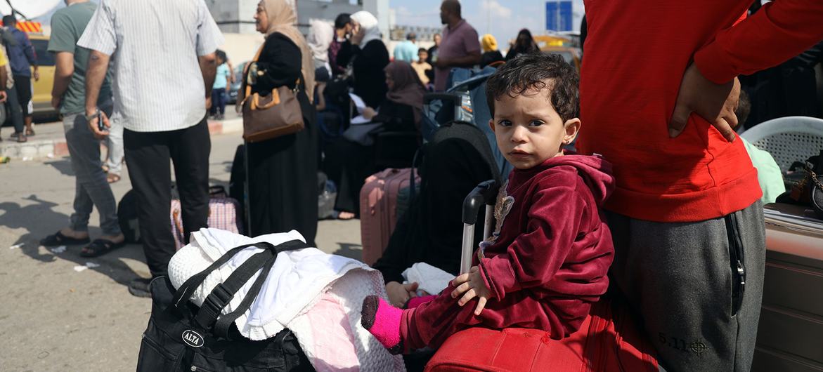Bij de grensovergang bij Rafah zegt Türk dat zowel Israël als Hamas oorlogsmisdaden hebben begaan