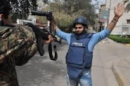 التنظيم الارهابي ( داعش) يفتل الصحفيين.. ومعلومات مضطربة من مناطق الصراع التنظيم الارهابي ( داعش) يفتل الصحفيين.. ومعلومات مضطربة من مناطق الصراع